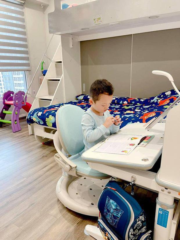 Ly Kute khoe quý tử ngồi học, dân mạng soi chi tiết 2 mẹ con sống chuẩn đại gia-2