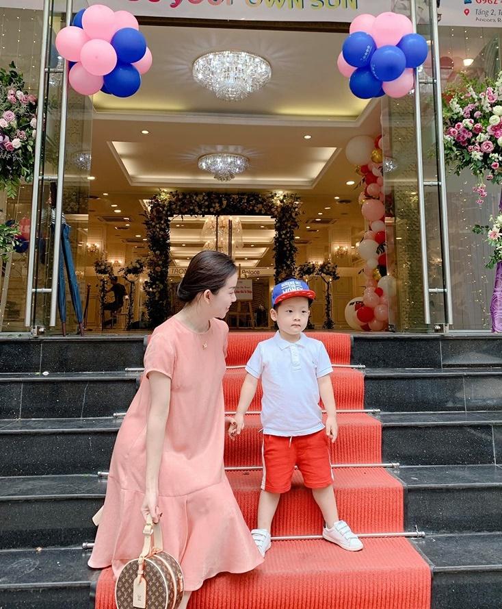 Ly Kute khoe quý tử ngồi học, dân mạng soi chi tiết 2 mẹ con sống chuẩn đại gia-3