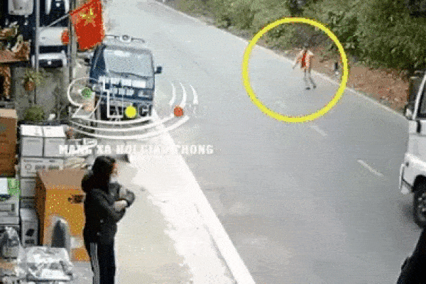 Clip: Thấy kẻ trộm xe máy cô gái lao ra chặn đường, suýt bị phản đòn-2