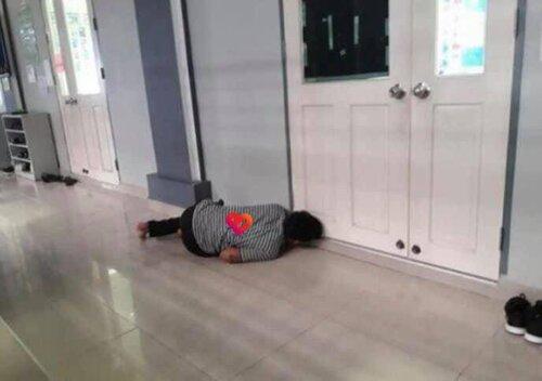 Chết cười cảnh cha mẹ rình rập bên ngoài canh chừng con trong ngày đầu tiên đi học-1