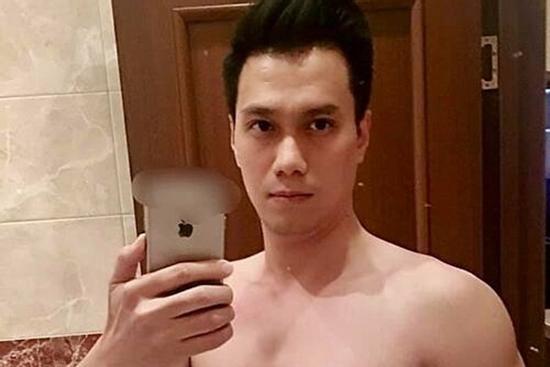 Việt Anh bị bắt bẻ khi cởi áo khoe body