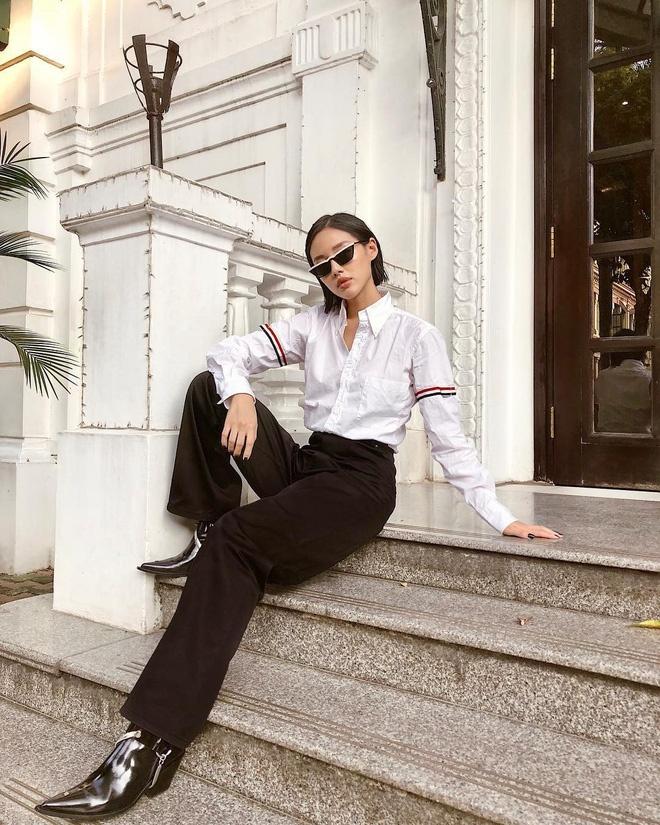 Khánh Linh chứng minh đẳng cấp của một fashionista bằng cách biến chiếc sơ mi tối giản trở nên rất sang chảnh.