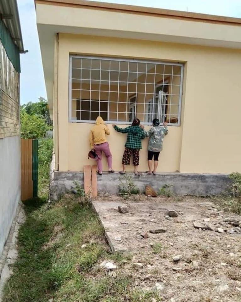 Chết cười cảnh cha mẹ rình rập bên ngoài canh chừng con trong ngày đầu tiên đi học-6