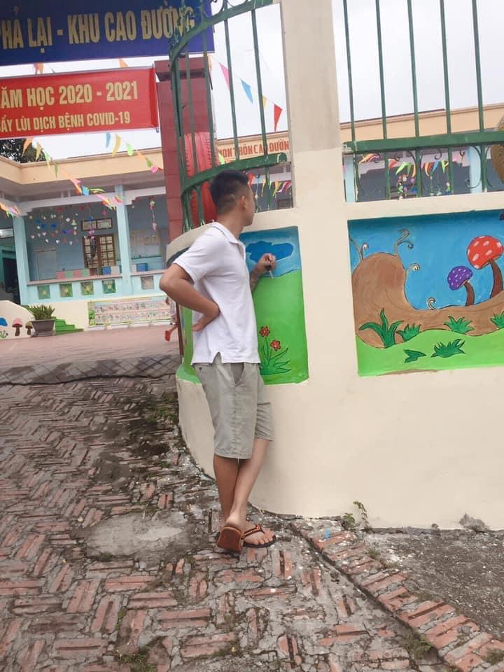 Chết cười cảnh cha mẹ rình rập bên ngoài canh chừng con trong ngày đầu tiên đi học-8