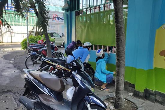 Chết cười cảnh cha mẹ 'rình rập' bên ngoài canh chừng con trong ngày đầu tiên đi học