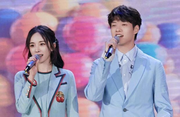 Buổi tối náo loạn Cbiz: Dương Tử - Trương Nghệ Hưng hẹn hò, Dương Mịch đã đăng ký kết hôn?-3