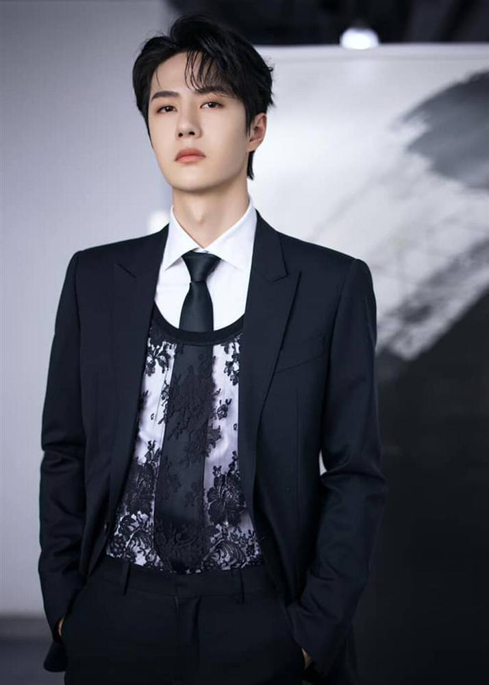 Vương Nhất Bác khiến fan tròn mắt, mix áo ren nữ với suit truyền thống-1