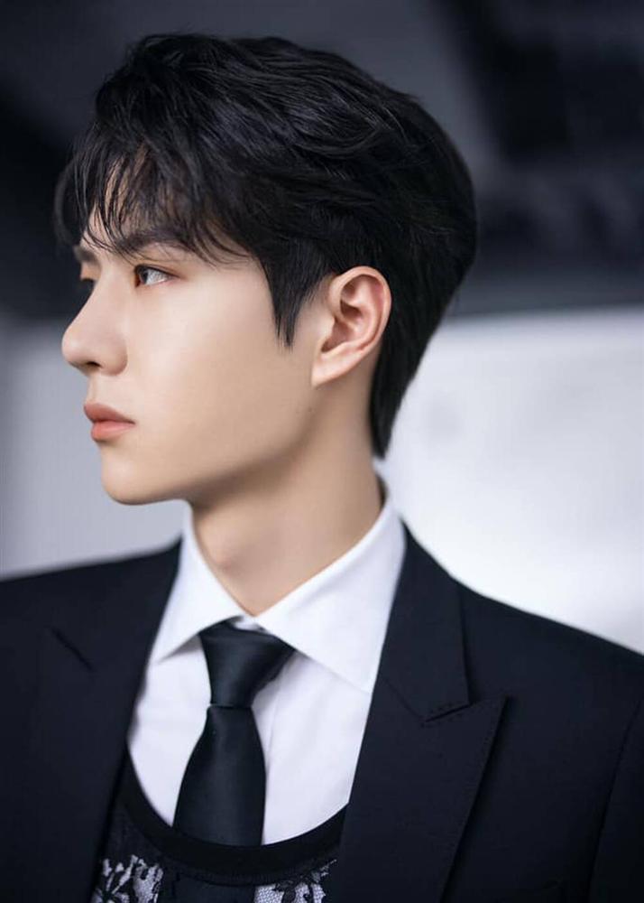 Vương Nhất Bác khiến fan tròn mắt, mix áo ren nữ với suit truyền thống-2