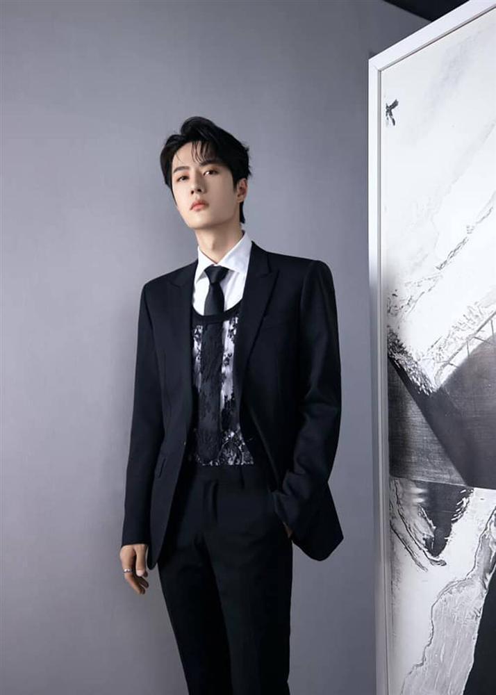 Vương Nhất Bác khiến fan tròn mắt, mix áo ren nữ với suit truyền thống-3