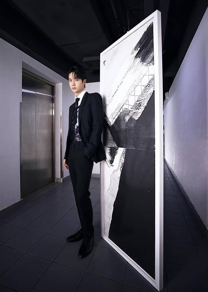 Vương Nhất Bác khiến fan tròn mắt, mix áo ren nữ với suit truyền thống-4