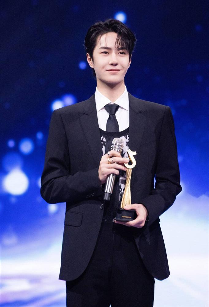 Vương Nhất Bác khiến fan tròn mắt, mix áo ren nữ với suit truyền thống-6