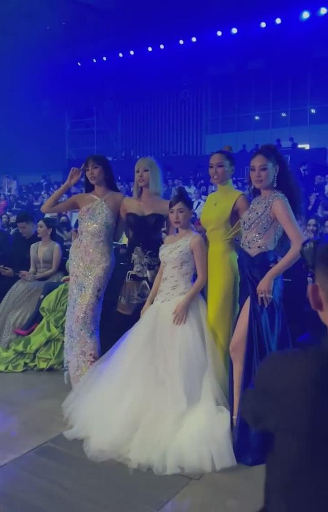 Hòa Minzy bị cà khịa đứng mà như ngồi khi đọ dáng 4 mỹ nhân Hoàn vũ-2