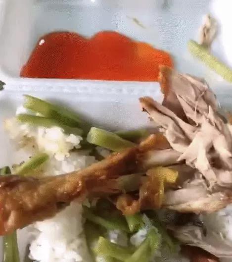 Đặt cơm đùi gà giá rẻ, cô gái hết hồn nhìn giòi trắng đầy bên trong-1