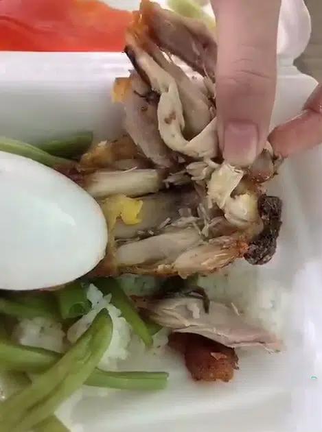 Đặt cơm đùi gà giá rẻ, cô gái hết hồn nhìn giòi trắng đầy bên trong-3