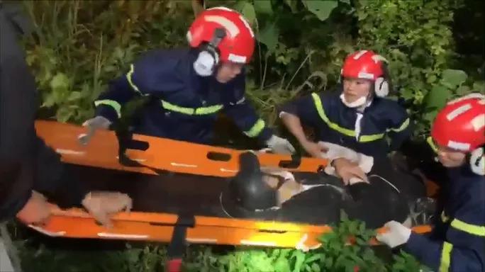 Clip: Nghẹt thở cứu thanh niên nằm bất động dưới vực sâu tại bán đảo Sơn Trà-1