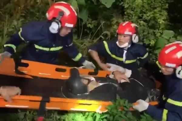 Clip: Đang đi đường, người phụ nữ bị nhóm đối tượng dàn cảnh va chạm xe, cướp tài sản-1