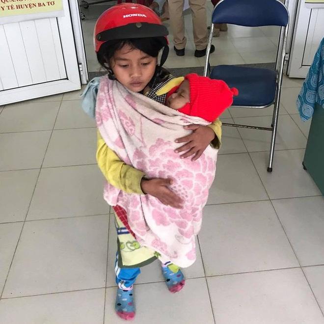 Cảm động chị gái 7 tuổi địu em 5 tháng tuổi đi tiêm phòng: Bất ngờ về mẹ bé-1