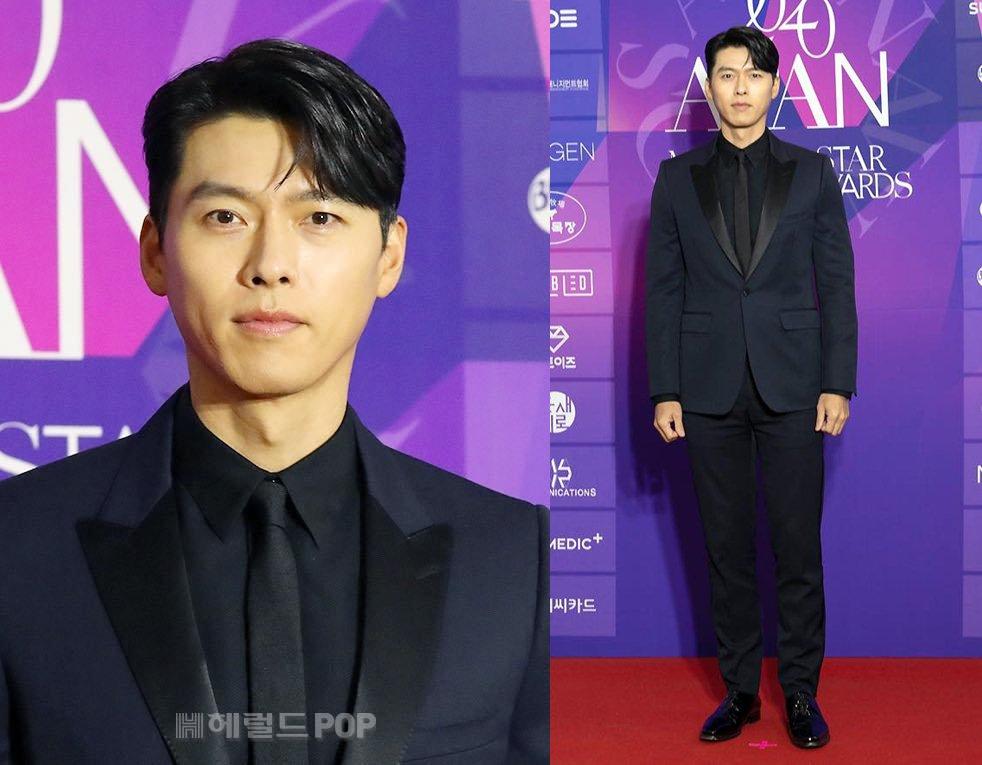 Chiều 23/1, Hyun Bin xuất hiện trên thảm đỏ lễ trao giải Apan Star Awards 2020. Đây được cho là lần lộ diện công khai đầu tiên của nam tài tử sau xác nhận hẹn hò Son Ye Jin. Anh nhận được nhiều lời khen ngợi về ngoại hình điển trai khi khoác bộ vest của thương hiệu Saint Laurent.