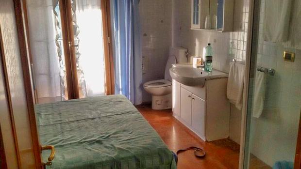 Bỏ tiền thuê khách sạn để rồi ôm lại toàn cục tức thế này đây-10