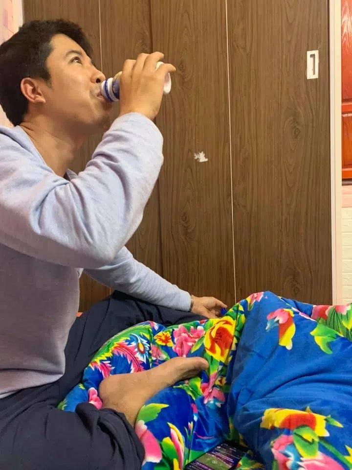 Vợ dở khóc dở cười vì có ông chồng nghiện sữa, tháng hết gần 3 triệu phục vụ chồng-1