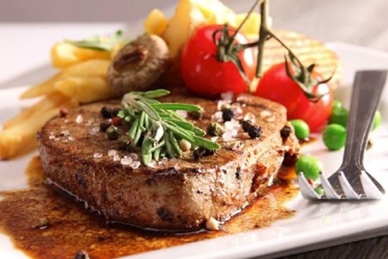 Cách làm bò bít tết tiêu xanh thơm ngon đúng điệu