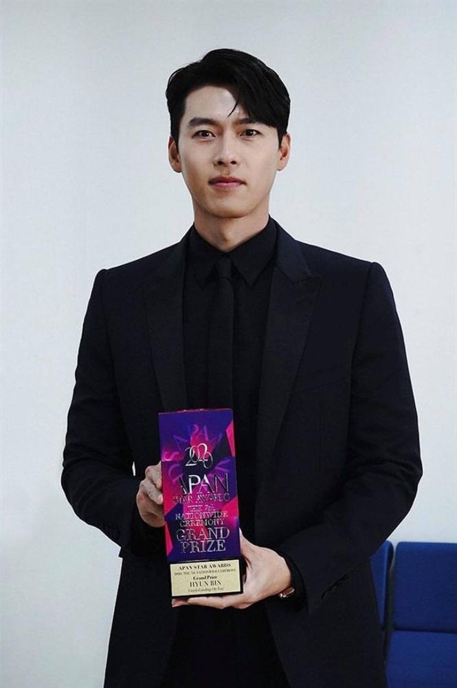 Hyun Bin nhắc tới tình mới Son Ye Jin trên sân khấu trao giải-1