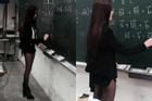 Dân mạng sôi sục loạt ảnh cô giáo trẻ mặc hớ hênh đứng trên lớp giảng bài