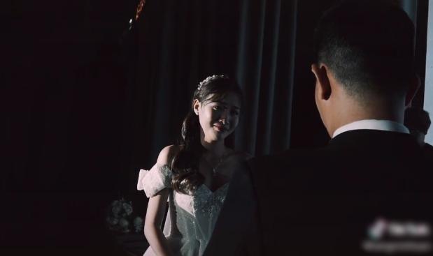 Xôn xao clip chú rể khóc nức nở ở đám cưới, nguyên nhân phía sau gây bất ngờ-5