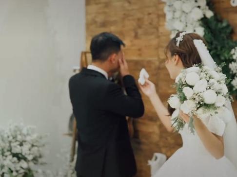 Xôn xao clip chú rể khóc nức nở ở đám cưới, nguyên nhân phía sau gây bất ngờ-2