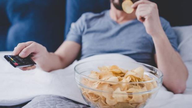 Vì sao chúng ta không nên ăn snack khoai tây mỗi khi xem phim-1