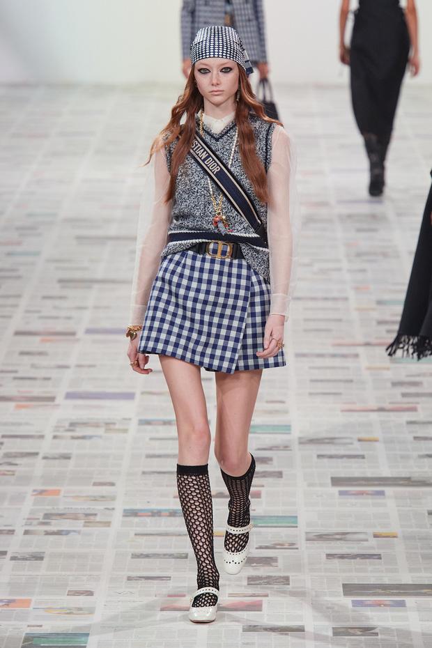 Đụng set đồ siêu trẻ với Jisoo, chị gái 31 tuổi Sooyoung liệu có bị đàn em lấn át?-5