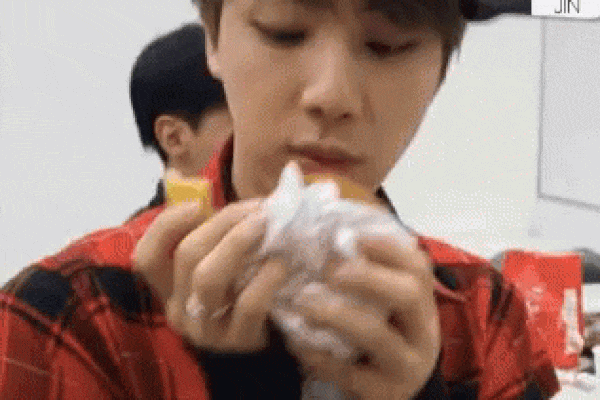 Jin BTS từng nổi điên với mẹ chỉ vì... mấy miếng pizza-6