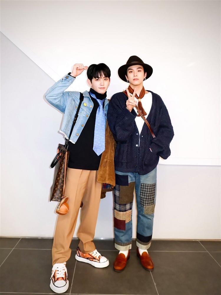 Style sao Hàn tuần qua: BLACKPINK Lisa khoe body bỏng mắt, diện áo phông sương sương chục triệu-5