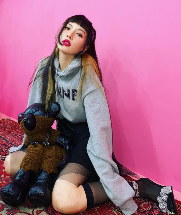 Style sao Hàn tuần qua: BLACKPINK Lisa khoe body bỏng mắt, diện áo phông sương sương chục triệu-6