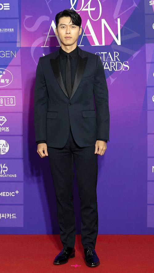 Style sao Hàn tuần qua: BLACKPINK Lisa khoe body bỏng mắt, diện áo phông sương sương chục triệu-7