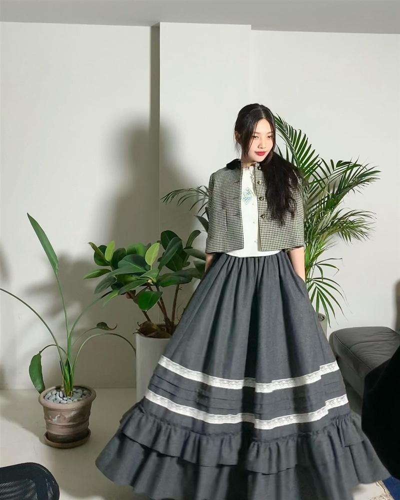 Style sao Hàn tuần qua: BLACKPINK Lisa khoe body bỏng mắt, diện áo phông sương sương chục triệu-9