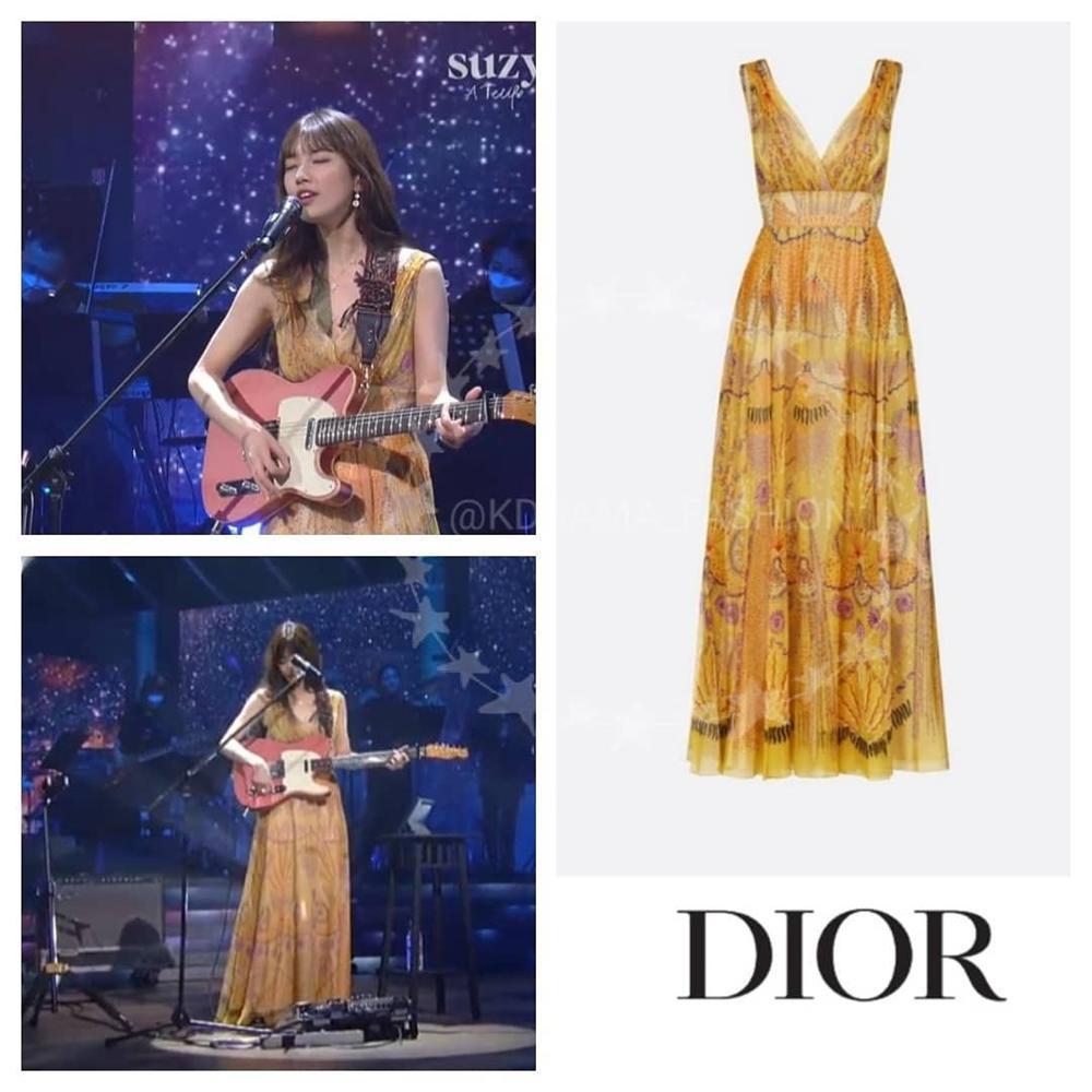 Style sao Hàn tuần qua: BLACKPINK Lisa khoe body bỏng mắt, diện áo phông sương sương chục triệu-2