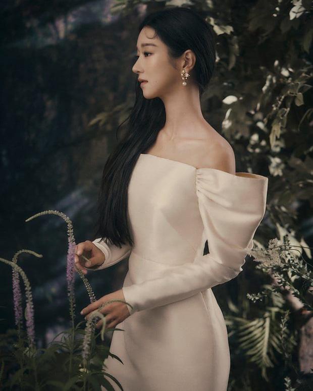 Style sao Hàn tuần qua: BLACKPINK Lisa khoe body bỏng mắt, diện áo phông sương sương chục triệu-11