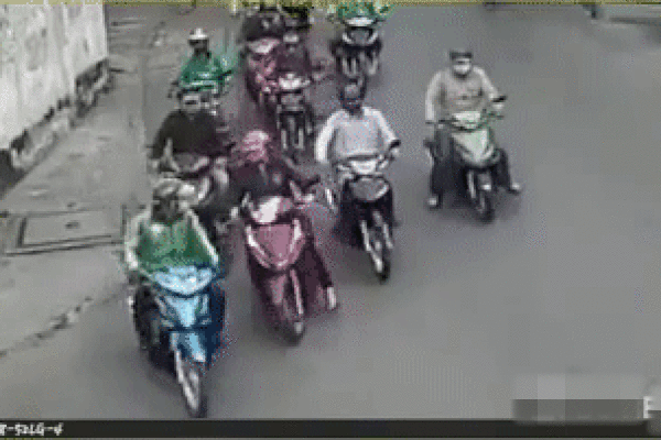 Clip: Đang đi đường, người phụ nữ bị nhóm đối tượng dàn cảnh va chạm xe, cướp tài sản