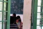 Nhà trường tổ chức họp phụ huynh, một dòng chữ trên bảng khiến cha mẹ 'khóc thét'