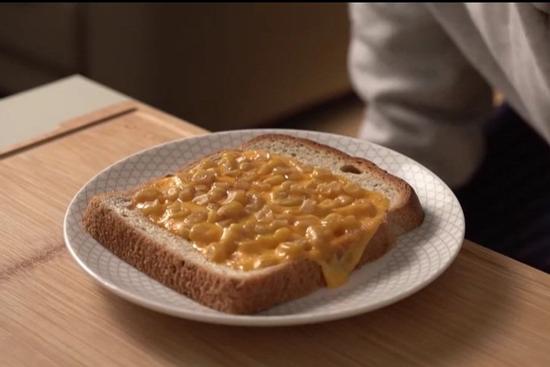 Học làm sandwich phô mai nhanh gọn bằng lò vi sóng