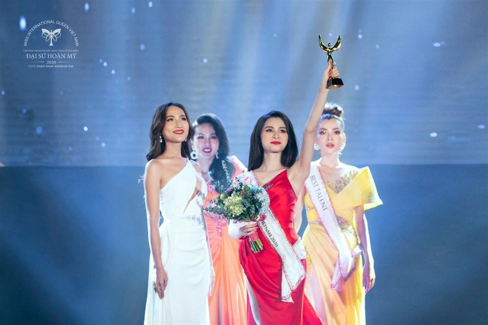 Phùng Trương Trân Đài đăng quang Hoa hậu Chuyển giới Việt Nam 2020-11