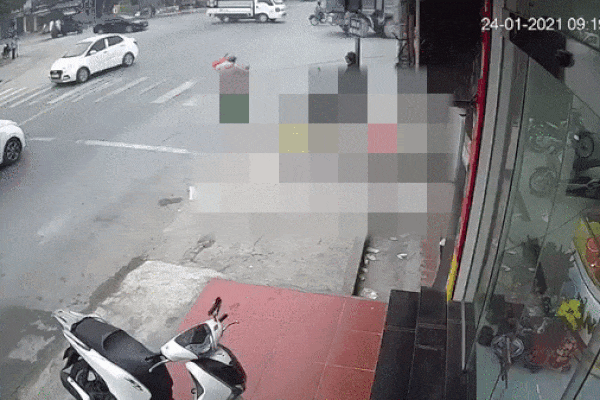 Clip: Khoảnh khắc xe máy lao thẳng vào gầm xe ben, 2 người tử vong