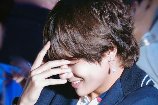 Chuyện khôi hài đằng sau tình sử của mỹ nam V BTS