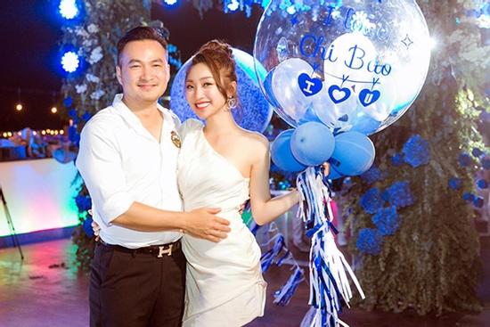 Bạn gái và những khoảnh khắc 'tình bể bình' bên Chi Bảo