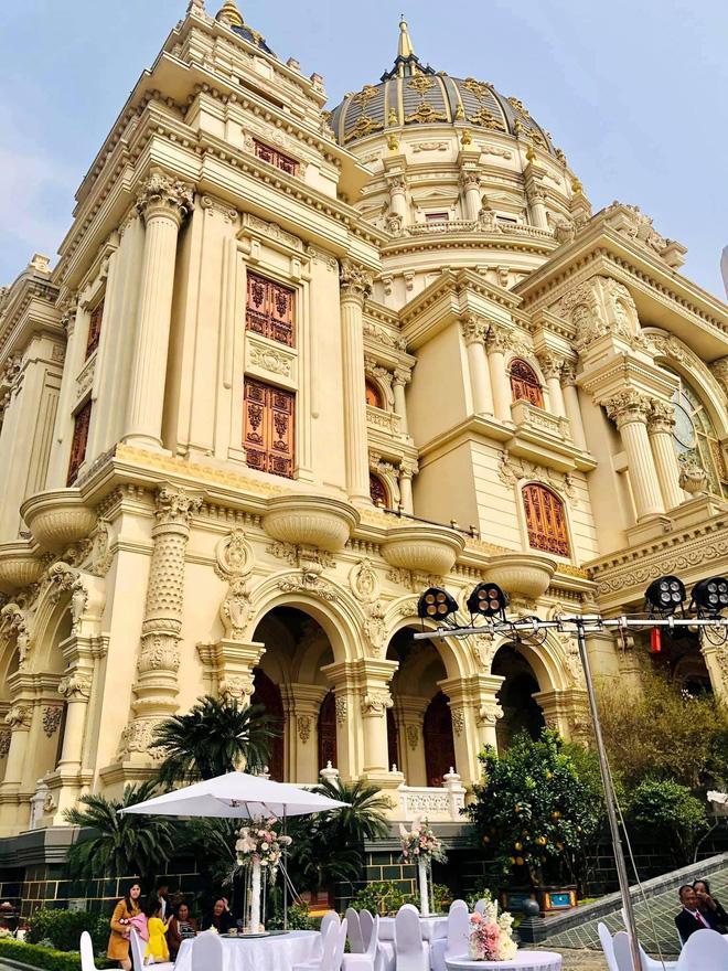 Xỉu ngang xỉu dọc lâu đài dát vàng ở Ninh Bình: Xây thô 400 tỷ, riêng cổng 40 tỷ-11