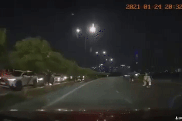 Clip: Vi phạm giao thông bị yêu cầu dừng, gã đàn ông cầm hung khí tấn công CSGT-1