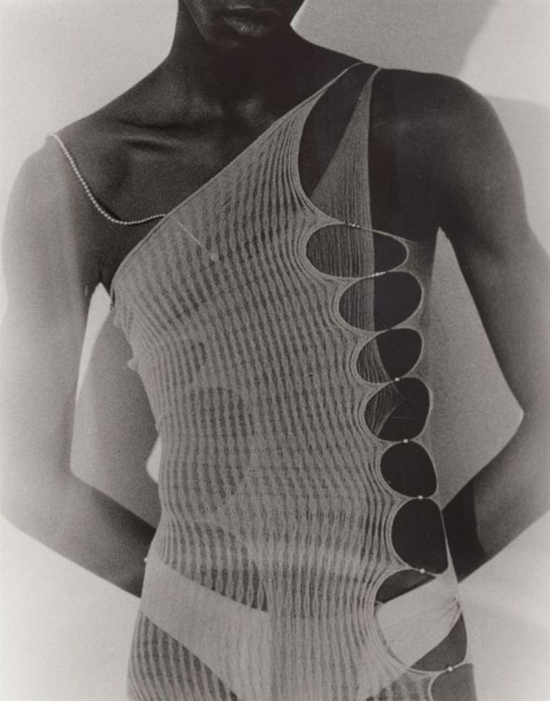 HyunA và Dua Lipa đọ dáng trong bộ trang phục cut-out hở 70% cơ thể-6