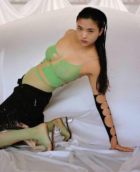 HyunA và Dua Lipa đọ dáng trong bộ trang phục cut-out hở 70% cơ thể-7