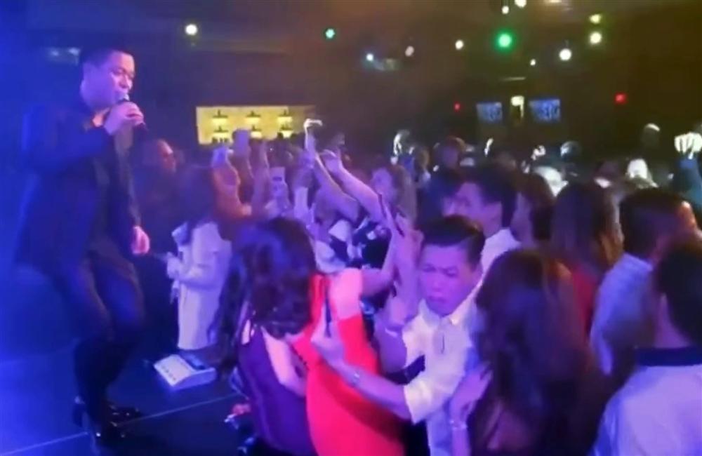 Trên sân khấu Tuấn Hưng hát nắm tay anh, ở dưới fan nữ giật tóc nhau-1